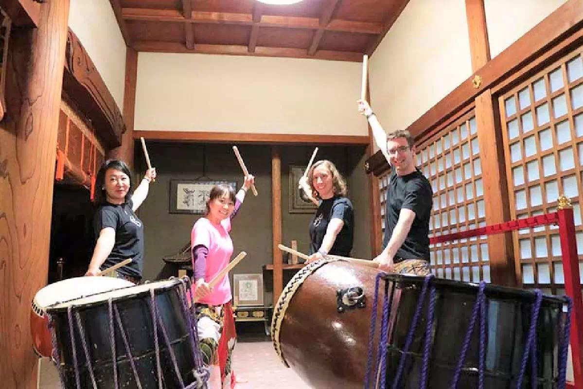 Beginner-Friendly Taiko Drumming Lesson at a Historical Temple in Tokyo 